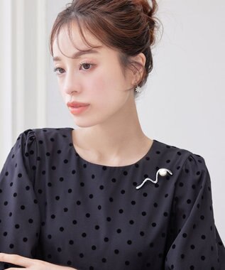 Tiaclasse パール付きニュアンスウェーブブローチ シルバー