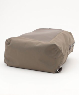 Y'SACCS ナイロン×リサイクルレザー　コンビマルチリュック グレージュ