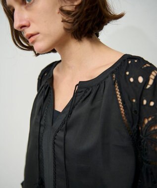 GRACE CONTINENTAL ヤシ柄カットワークトップ ブラック