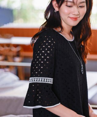 Tiaclasse 【小倉優子さん着用・洗える】パンチングレース配色チュニック ブラック×オフホワイト