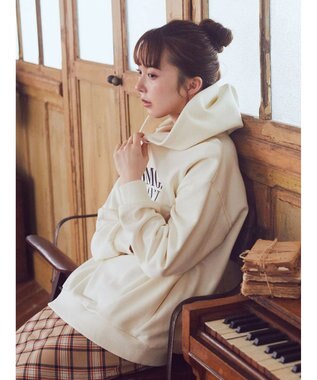 earth music&ecology ロゴスウェットフーディー Ivory