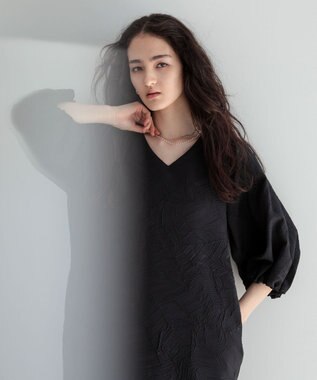 Green Parks ■ＥＳＣＡＲ　エンボスＶネックワンピース Black