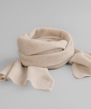 AND WOOL 〈上質な素材と手仕事から生まれた優しいニット〉カシミヤ100%の細巾ストール / マフラー ライトベージュ