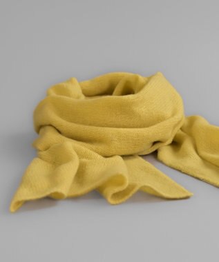AND WOOL 〈上質な素材と手仕事から生まれた優しいニット〉カシミヤ100%の細巾ストール / マフラー イエロー