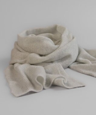 AND WOOL 〈上質な素材と手仕事から生まれた優しいニット〉カシミヤ100%の細巾ストール / マフラー ライトグレー