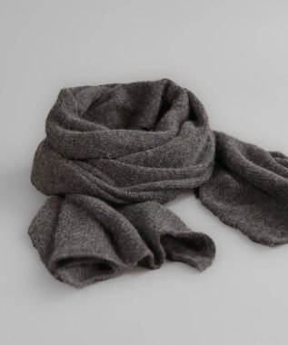 AND WOOL 〈上質な素材と手仕事から生まれた優しいニット〉カシミヤ100%の細巾ストール / マフラー チャコールグレー