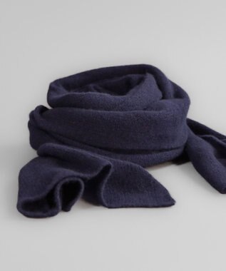 AND WOOL 〈上質な素材と手仕事から生まれた優しいニット〉カシミヤ100%の細巾ストール / マフラー ネイビー