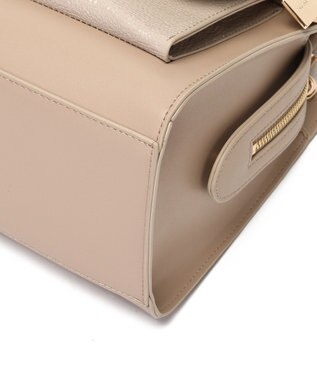 style code 【MERCURYDUO/マーキュリーデュオ】メタリッククラック調型押し フラップハンドバッグ グレージュ