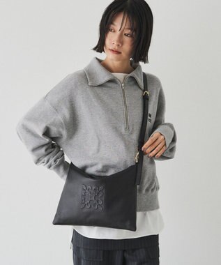 russet エンボスモノグラム ソフトレザーショルダーバッグ(CE-1547) Black