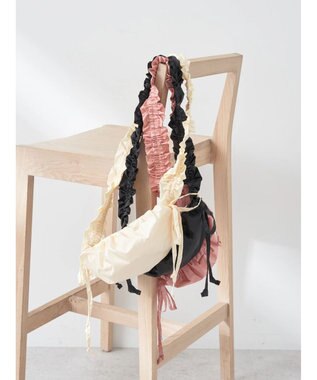 earth music&ecology ギャザーボディバッグ Ivory