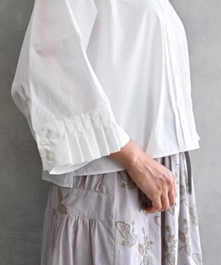muuc 〈遠州織物の工場で織られた上質なコットン生地〉〈ブロード生地〉フロントタック プリーツ八分袖ブラウス ホワイト