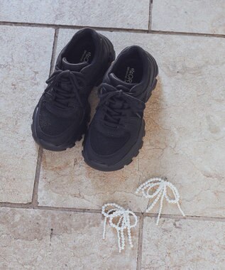 earth music&ecology 【チャーム付き】ＯＲｉｅｎｔａｌ　ＴＲａｆｆｉｃ　パールチャームスニーカー Black