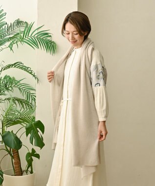 AND WOOL 〈上質な素材と手仕事から生まれたニット〉ホワイトカシミヤ100%の大判ストール ライトベージュ
