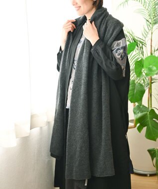 AND WOOL 〈上質な素材と手仕事から生まれたニット〉ホワイトカシミヤ100%の大判ストール チャコールグレー
