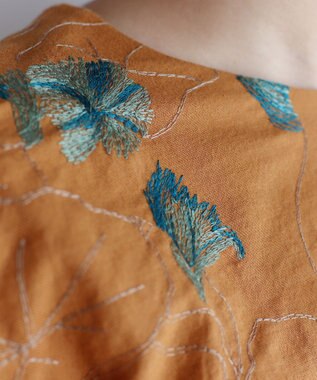 muuc 〈遠州織物の工場で作られた上質なコットンウール生地〉ナタチュウムの花刺繍 プルオーバーブラウス イエローオレンジ