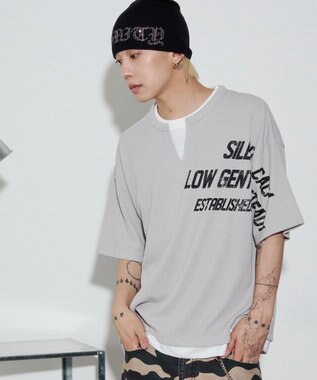 WEGO 【ユニセックス着用ITEM/MLサイズ展開】キーネックフェイクレイヤードグラフィックT（SS） グレー