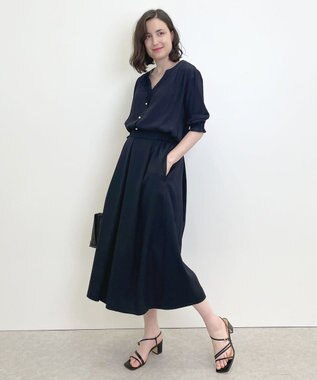 自由区 【WEB限定/セットアップ着用可/洗える】ブライトサテンライト Vネックブラウス ネイビー系