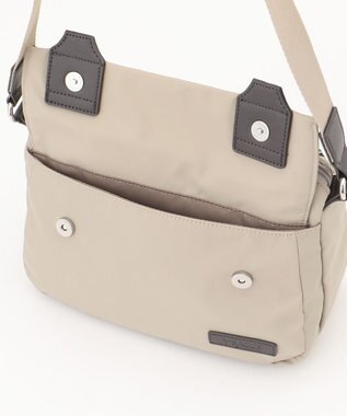 Y'SACCS ダブルタブ　トラベルポシェット ライトベージュ