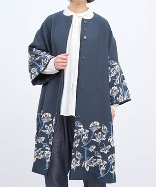 muuc 〈遠州織物の工場で織られた上質なコットン生地〉モクレン刺繍 ノーカラー ワイドシルエット コート（セットアップ可能） ネイビー×グレー