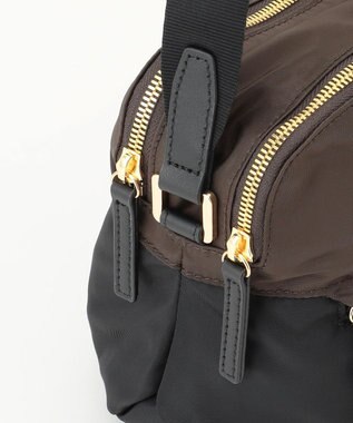 LA BAGAGERIE ウォータープルーフナイロン　スクエアショルダー チョコ