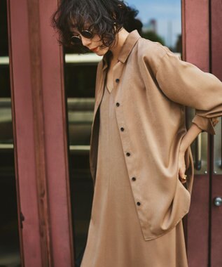 23区 L 【見上愛さん着用/Oggi10月号掲載/洗える】スエーディーサテン シャツ キャメル系