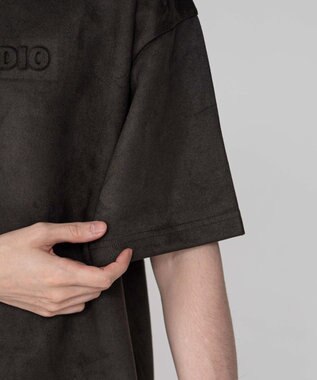 WEGO 【ユニセックス着用ITEM/MLサイズ展開】フェイクスウェードエンボスロゴT（SS） ブラック中濃色