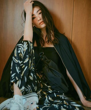 23区 【洗える】スリークボタニカルプリント ドロスト パンツ ブラック系