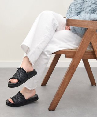 INTER-CHAUSSURES 【ANGEL ALARCON】フットベッドラフィアスライドサンダル ブラック雑材