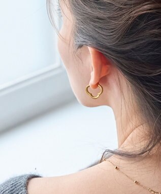 Phoebe 【金属アレルギー対応】フラワーワンタッチフープピアス　ゴールド/サージカルステンレス（片耳） ゴールド