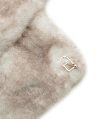 MOONBAT 【WEB限定】FURLA スノートップ チャーム付きフェイクファーマフラー オフホワイト