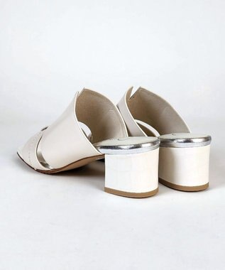 Dominic3 型押しヒール レザーVカットミュール アイボリー