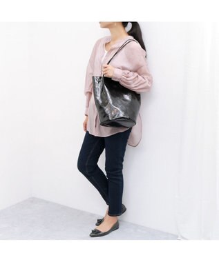 UNBILLION カシュカシュ cachecache / クラッシュメタリック肩入れバケツトートバッグ ブラック