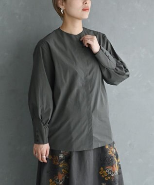  〈遠州織物の工場で織られた上質なコットン生地〉〈通年着られる〉ノーカラーブラウス