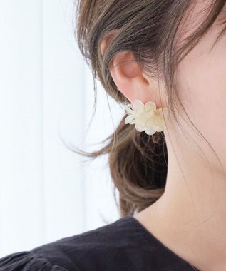 Phoebe マーガレットフラワーカラーピアス  アイボリー アイボリー