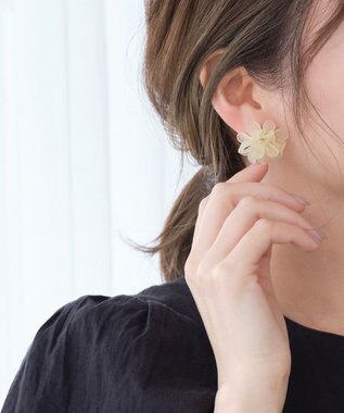 Phoebe マーガレットフラワーカラーピアス  アイボリー アイボリー