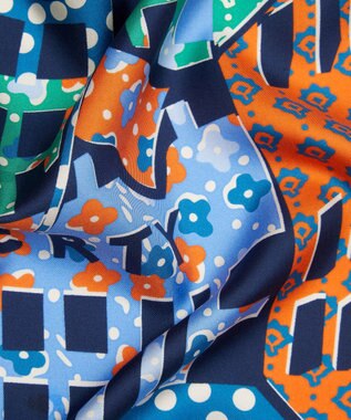 LIBERTY. チューダー パッチワーク 90x90 シルクスカーフ ネイビー