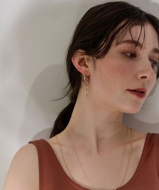 Phoebe 【痛くないシリーズ・金属アレルギー対応】グロスカーブソフトイヤリング　ゴールド ゴールド