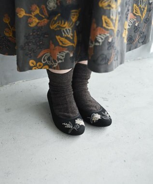 muuc 小花柄刺繍のバレエシューズ ブラック