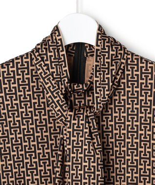 ICB 【30th ANNIVERSARY】 モノグラムプリントスムース ボウタイブラウス キャメル×ブラック系