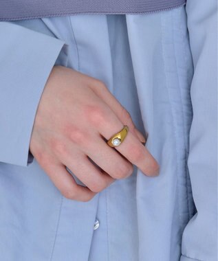 Phoebe 〈金属アレルギー対応〉アイコニックボリュームパールリング/ステンレス/大ぶり/存在感◎/主役級 ホワイト