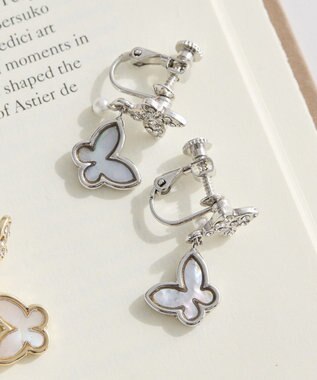 Maison de FLEUR バタフライシェルイヤリング