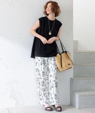 23区 【洗える】スリークボタニカルプリント ドロスト パンツ アイボリー系