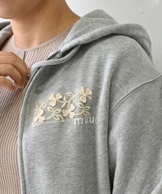 muuc 〈コットン100% 12.7オンス生地＆裏面パイル〉花刺繍のWジップパーカー グレー