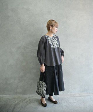 muuc 〈心地よいコットン・シアサッカー生地〉筆記帳刺繍ノーカラー左肩開きブラウス グレー