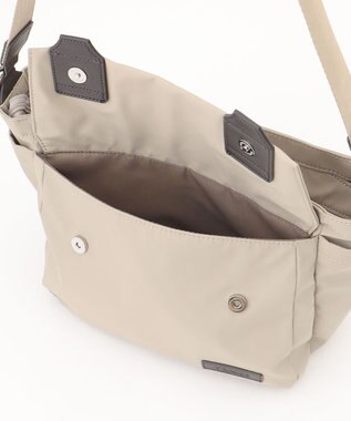 Y'SACCS ダブルタブ　トラベルショルダーバッグ ライトベージュ