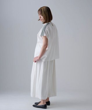 muuc 〈遠州織物の工場で織られた上質な涼しいコットン生地〉イラカ刺繍 フロントタック フレンチスリーブ ブラウス ホワイト×ブルー