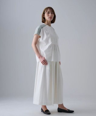 muuc 〈遠州織物の工場で織られた上質な涼しいコットン生地〉イラカ刺繍 フロントタック フレンチスリーブ ブラウス ホワイト×ブルー