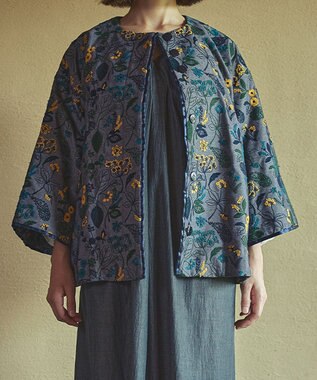 muuc 筆記帳刺繍ショートコート〈国産・muucオリジナル総柄刺繍〉〈上質な綿混ダンガリー〉〈中に着込めるゆとり袖・Aライン〉〈3シーズン春秋冬〉