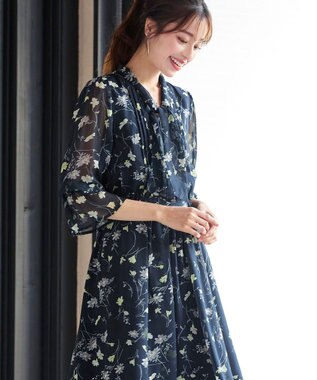 Tiaclasse L 【洗える】程良い透け感のプリントボウタイワンピース ネイビー