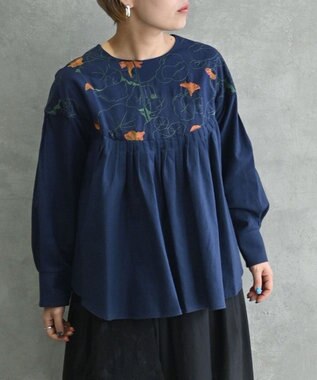 muuc 〈遠州織物の工場で作られた上質なコットンウール生地〉ナタチュウムの花刺繍 プルオーバーブラウス ネイビー